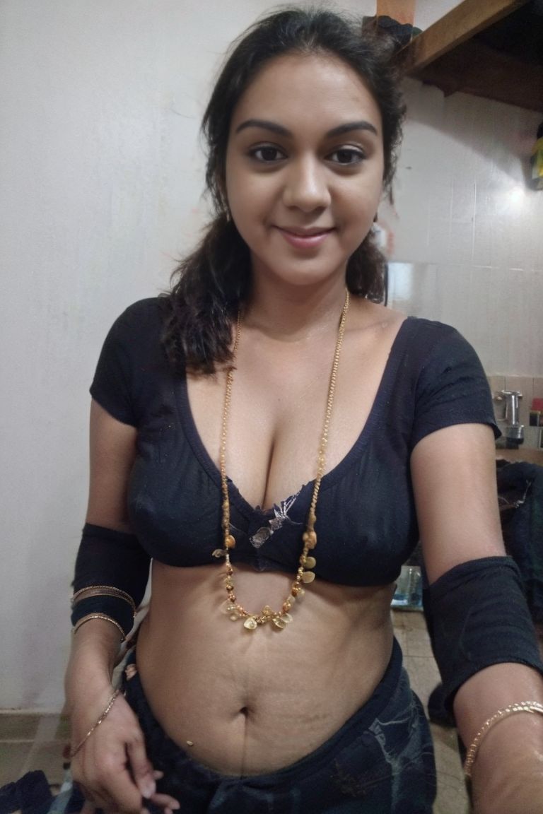 Kamna-Jethmalani-Blouse-cleavage-with-Thaaali.jpg