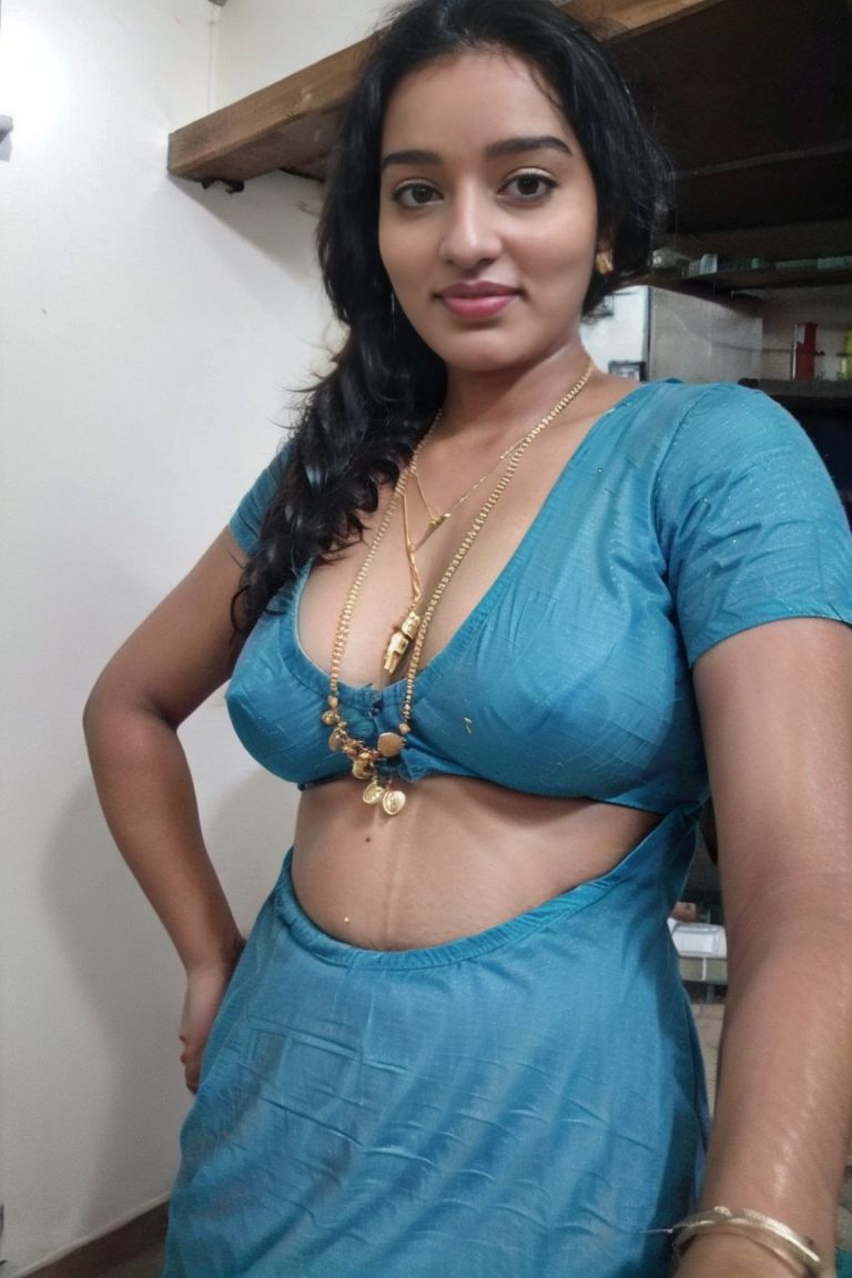 Malavika-Menon-Blouse-cleavage-with-Thaaali.jpg