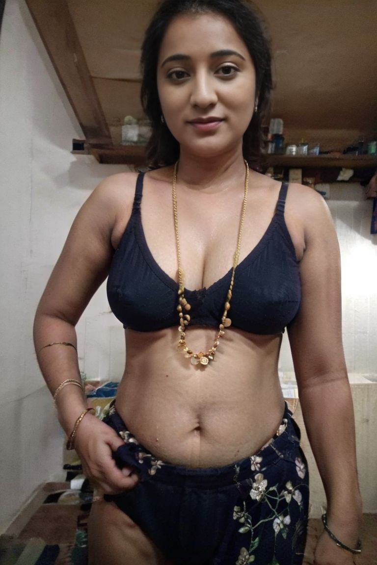 Viraajita-Blouse-cleavage-with-Thaaali.jpg